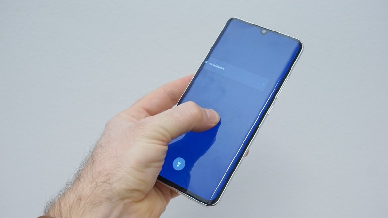Xiaomi Mi Note 10 Pro - MiRemote a svietidlo vedľa odomykacej obrazovky