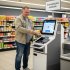 Väčšina zákazníkov si samoobslužné pokladne vyberá dobrovoľne – najmä pri menších nákupoch. 