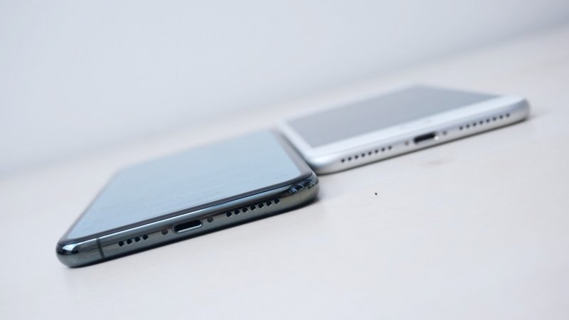 iPhone 11 Pro Max - konektor Lightning zachovaný