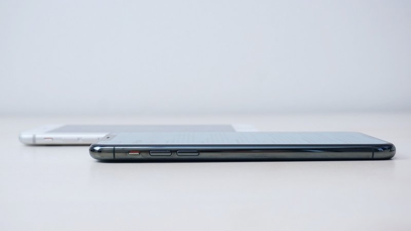 iPhone 11 Pro Max - tlačidlo tichého režimu ostalo zachované