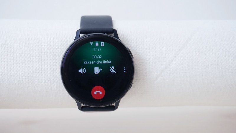 Samsung Galaxy Watch Active 2 - prebiehajúci hovor