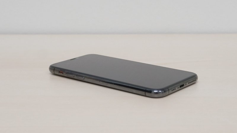 Apple iPhone 11 Pro - zhasnutý na stole
