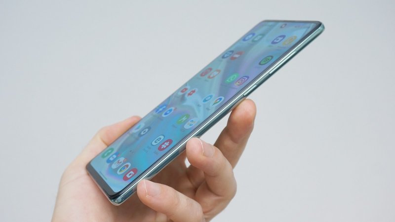 Samsung Galaxy A71 - už žiadne bixby tlačidlo, len multifunkčný vypínač