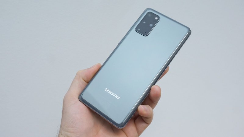 Samsung Galaxy S20+ (v ruke)
