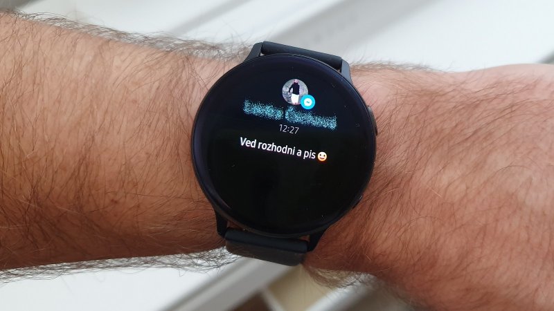 Samsung Galaxy Watch Active 2 - správa s fotkou odosielateľa a smajlíkom