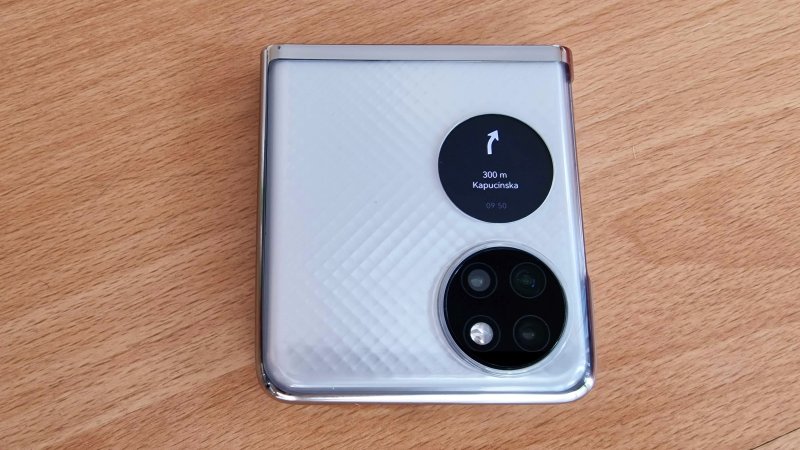 Huawei P50 Pocket už zobrazuje navigáciu aj na vonkajšom displeji