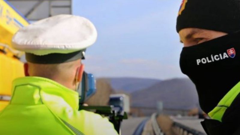 Pokuty za telefonovanie za volantom bez handsfree sa zvyšujú