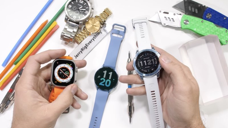 Ako odolné je zafírové sklo na hodinkách Apple Watch Ultra, Samsung Galaxy Watch5 a Garmin Fenix 7?