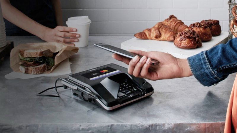 Viac než polovica Slovákov platí bezhotovostne