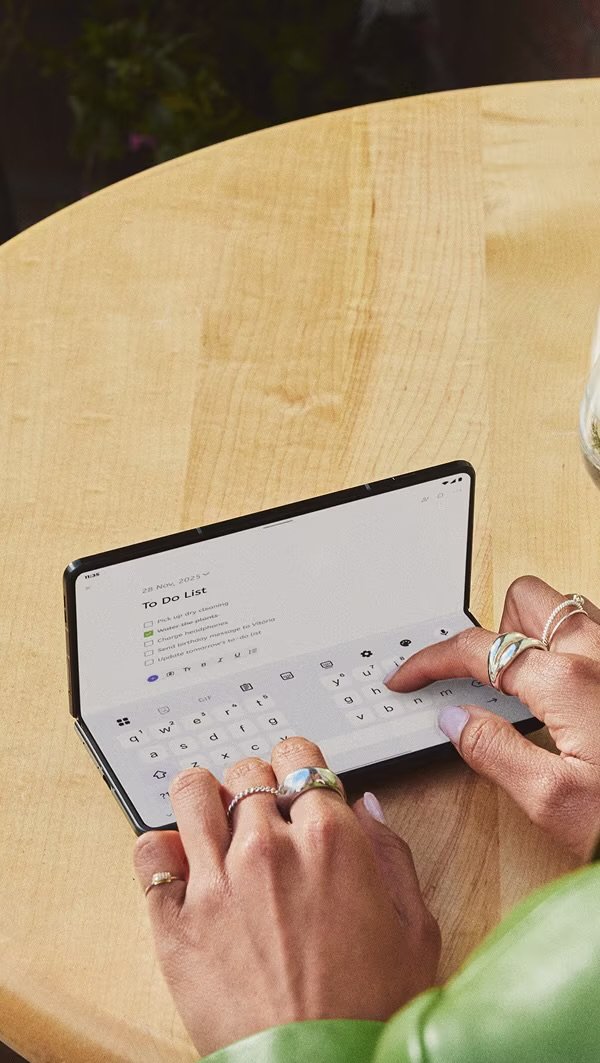 Motorola tým jasne hovorí, že skladací telefón nemá byť len dizajnová hračka, ale aj nástroj na produktivitu.